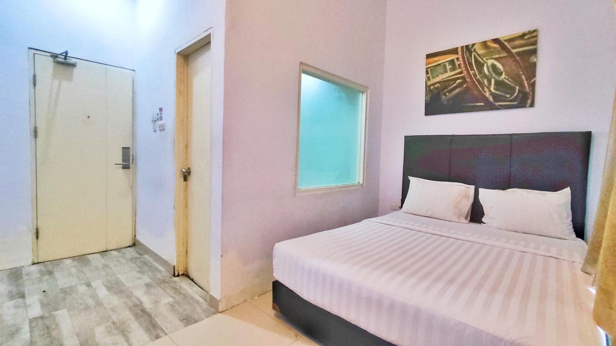 Votel Hotel Charis Tuban Tuban  ภายนอก รูปภาพ