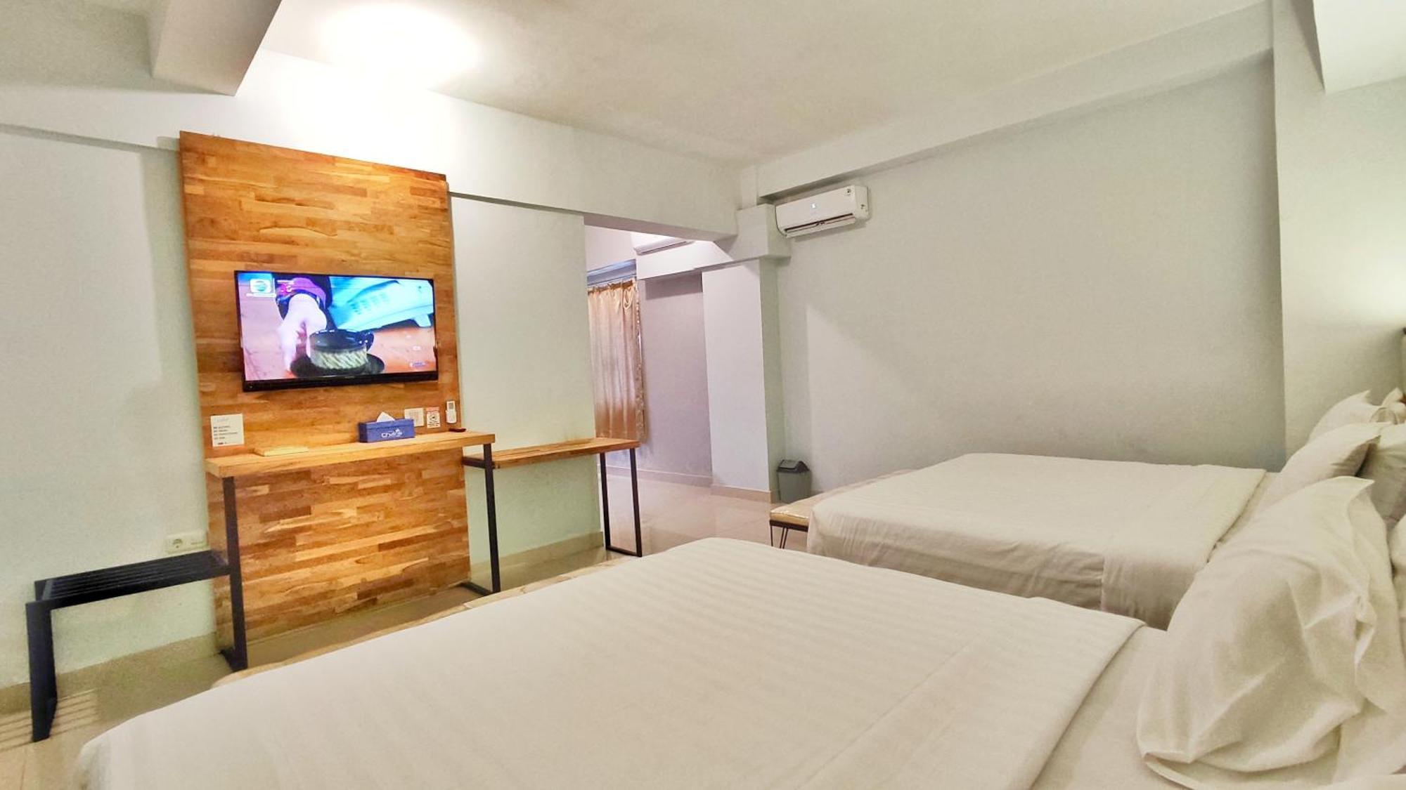 Votel Hotel Charis Tuban Tuban  ภายนอก รูปภาพ
